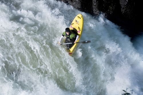 Descenso de aguas bravas en kayak