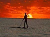 practicando paddle surf