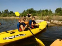 Parados en la piragua amarilla