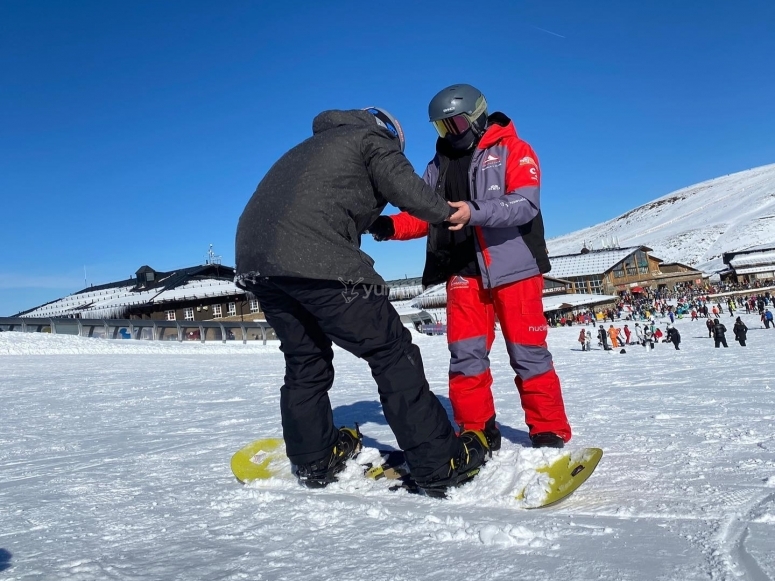 Aprende sobre snowboard durante un curso de iniciación