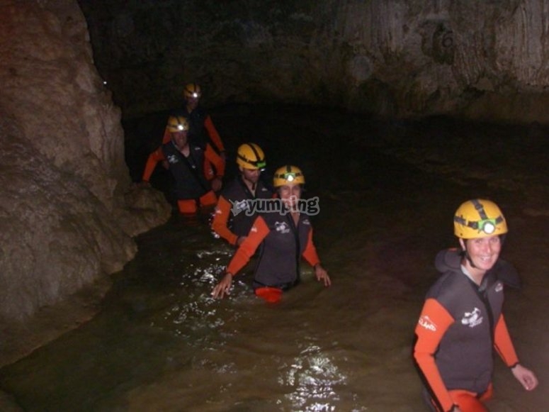 Combina barranquismo con espeleología Combina barranquismo con espeleología