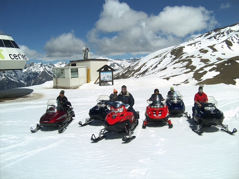 Listos para una ruta en moto de nieve 