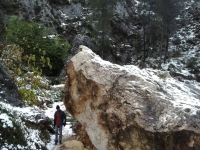  Passando sotto la grande roccia 