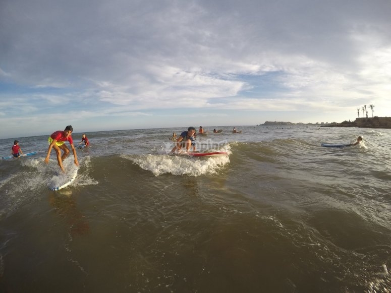 Alumnos aprendiendo surf