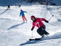  Turning with the skis on the track 