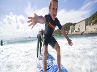  garçon sur planche de surf 