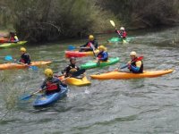 Grupo haciendo piraguas