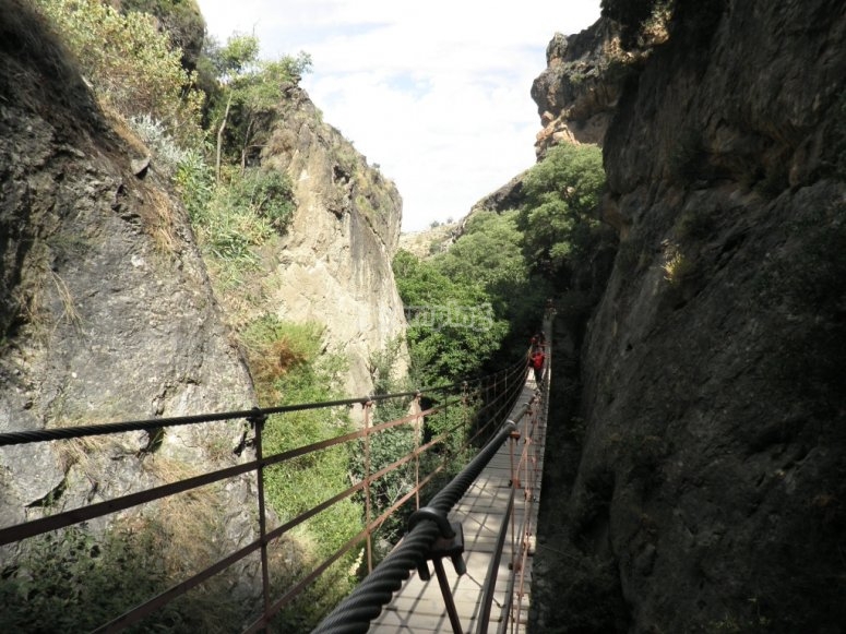 Vista del puente de la ruta de Cahorros de Monachil