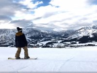  Looking at the mountain range from the snowboard 