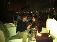  Casal brindando no barco em Barcelona