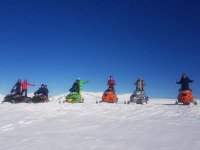 Schneemobile mit Freunden 