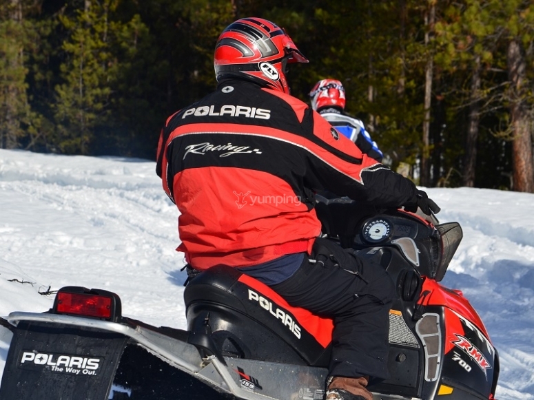 Al control de la moto de nieve