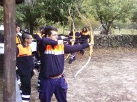  La polizia pratica il tiro con l'arco 