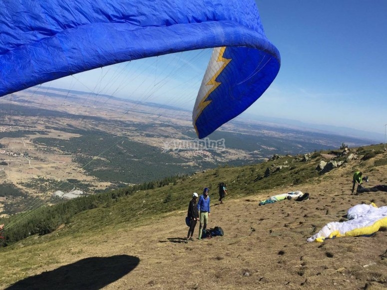 En la ladera con el parapente