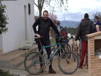  Homme préparé pour la piste cyclable 