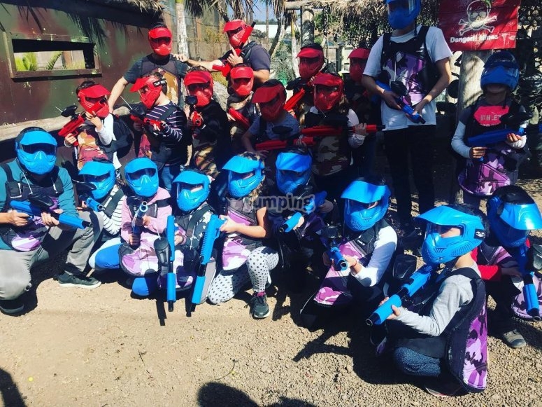 Partida de paintball infantil