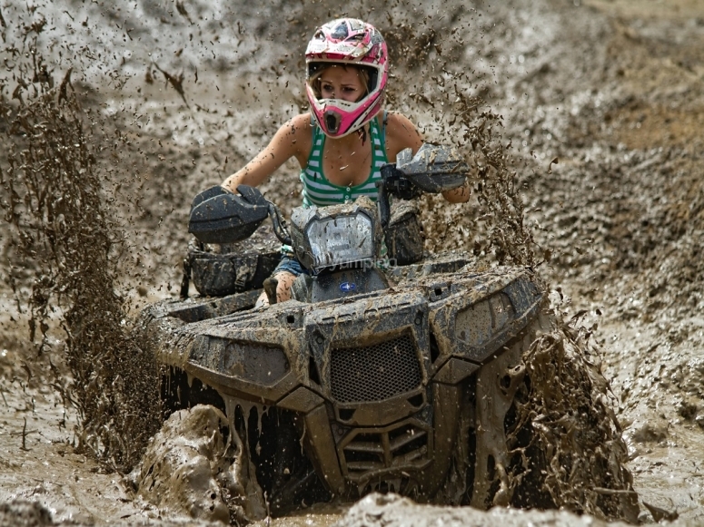 Con el quad por el barro Con el quad por el barro