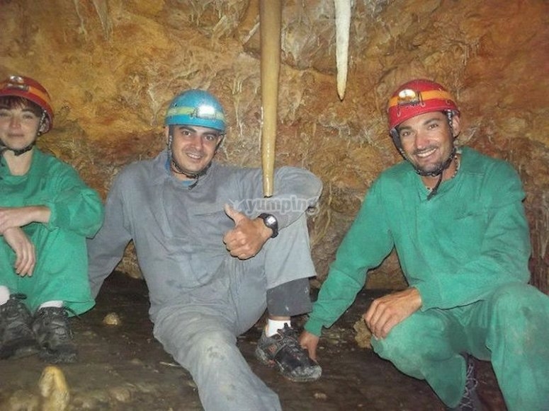Adéntrate en el subsuelo en la Cueva del Lago Adéntrate en el subsuelo en la Cueva del Lago