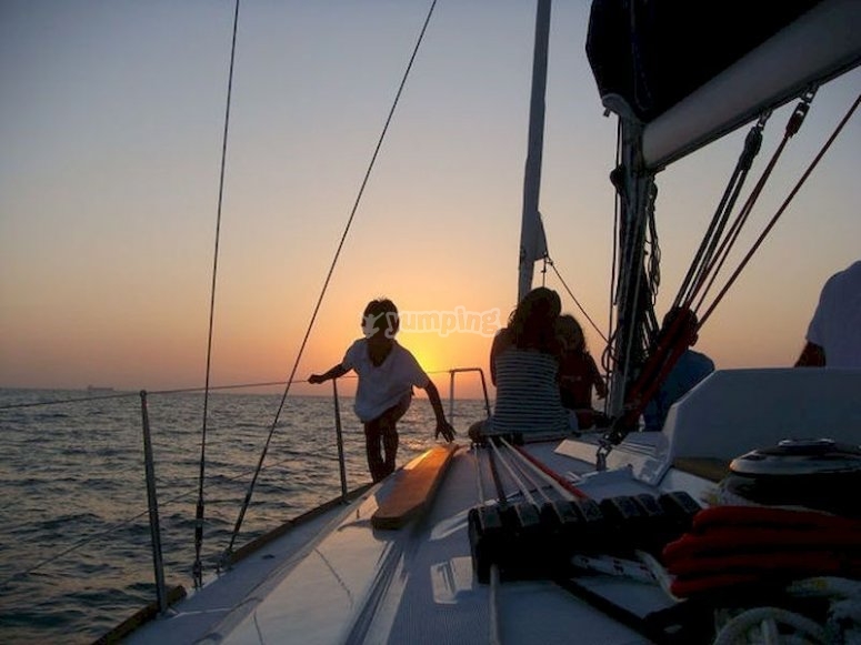Navega al atardecer en catamarán la bahía de Cádiz Navega al atardecer en catamarán la bahía de Cádiz