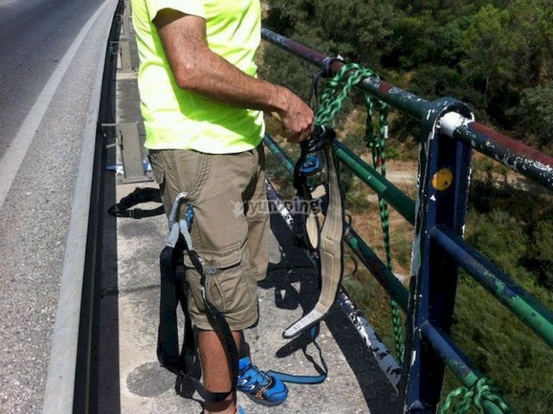 Lánzate desde un puente a 35 metros en La Nava Lánzate desde un puente a 35 metros en La Nava