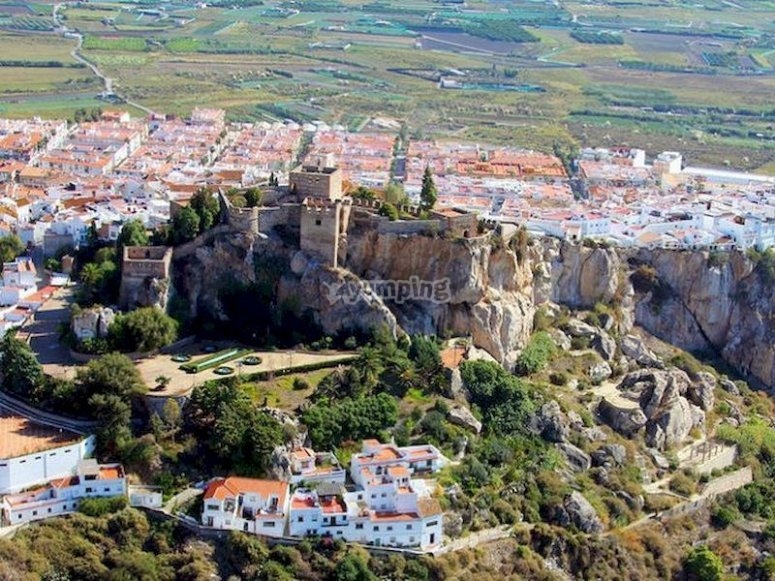 Vuela en helicóptero sobre el castillo de Salobreña Vuela en helicóptero sobre el castillo de Salobreña