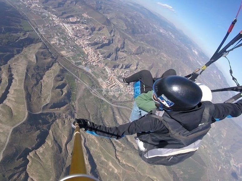 Sobrevuela Sierra Nevada en parapente Sobrevuela Sierra Nevada en parapente