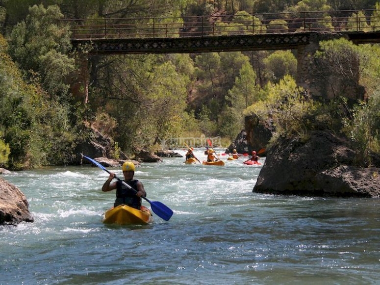 Kayak por aguas bravas en La Hiruela Kayak por aguas bravas en La Hiruela