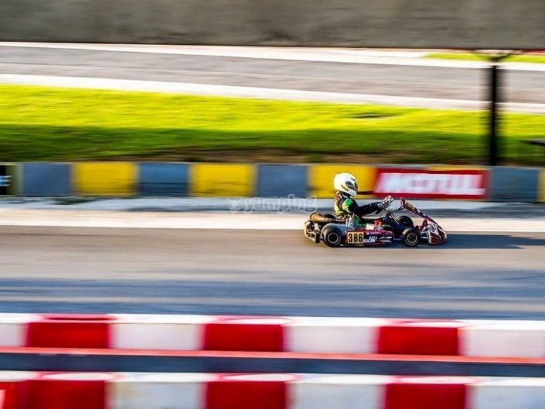 Pilota un kart en Zuera Pilota un kart en Zuera
