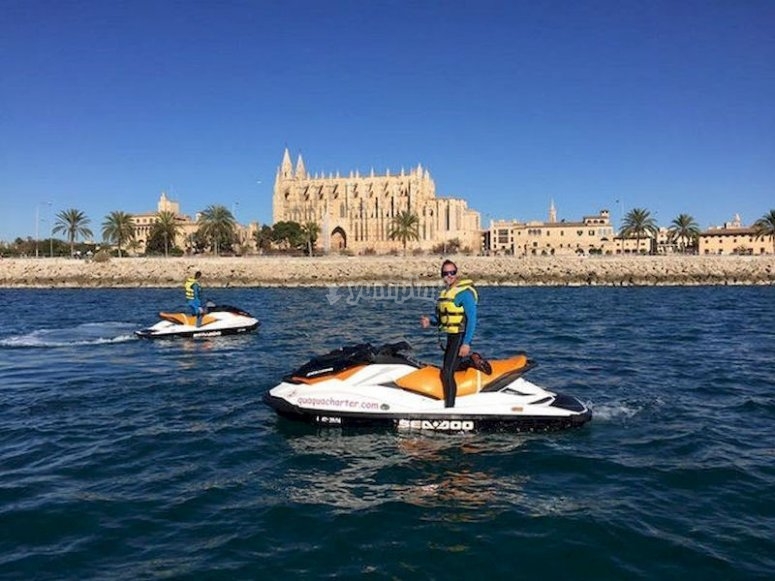 Haz una excursión en moto acuática por la bahía de Palma Haz una excursión en moto acuática por la bahía de Palma