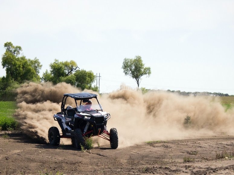 Levantando polvo con el buggy Levantando polvo con el buggy