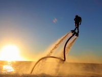  Flyboard com o pôr do sol 