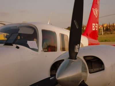 Piloto por un día en avioneta Bimotor. Manises