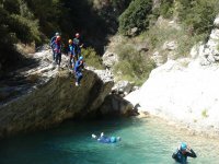  Sauter dans la rivière peu profonde 