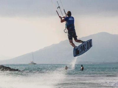 Curso de iniciación al kitesurf, 12h, en grupo