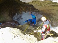 Tobogan de agua entre las rocas