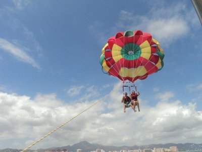Parasailing sobre la costa de Denia