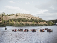 Carrera de balsas en el lago