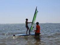  Student, der das Windsurfing-Board anfasst 