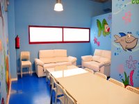 Mesas y sofas de color blanco