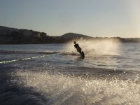  Mono ski avec le coucher de soleil 