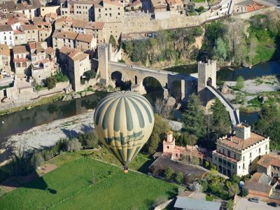 Vuelo en globo y noche de alojamiento en Santa Pau