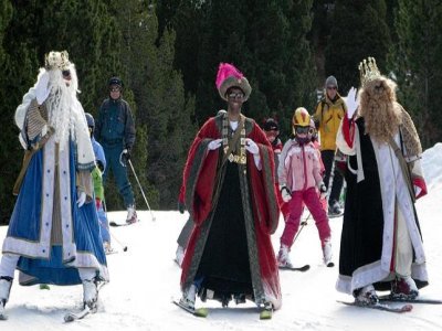 下午 3 点在 Fiesta de Reyes 的 La Molina 滑雪课程。