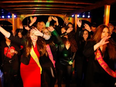 Despedida con party boat en Palma cena y refrescos