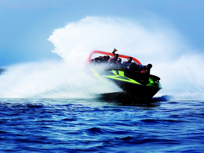 Monster Boat de 450CV en Roses de 20 minutos desde 35€ | Yumping