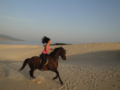 Paseo a caballo y puesta de sol, playa Bolonia