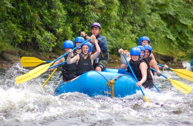 Rafting en rápidos en el río Tay durante 2,5 horas