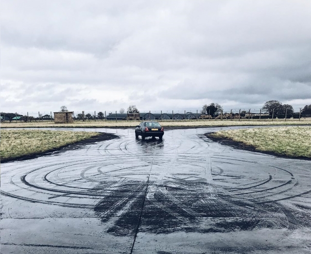 Entrenamiento de medio día en Skid Pan (17 años o más) en Elveden