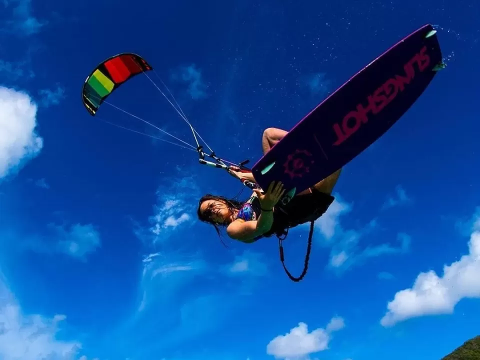 ¿Cómo hacer un salto en kitesurf?