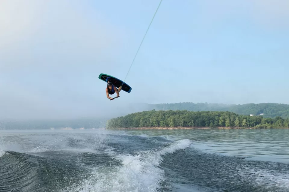 Salto con il wakeboard