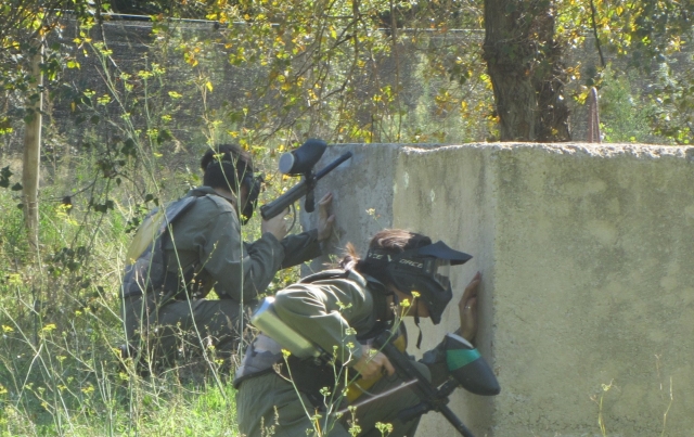 Con el equipo completo de paintball